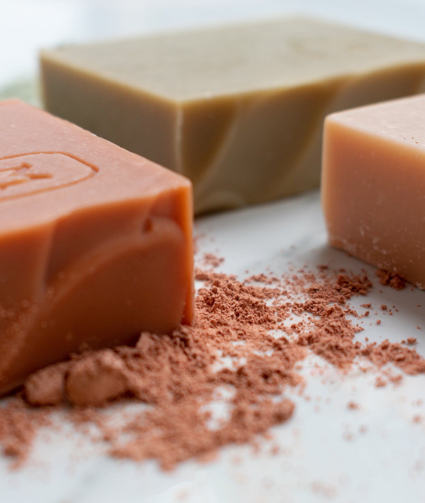 - Nettoyant VISAGE / ÉCLAT // GLOW FACIAL cleanser