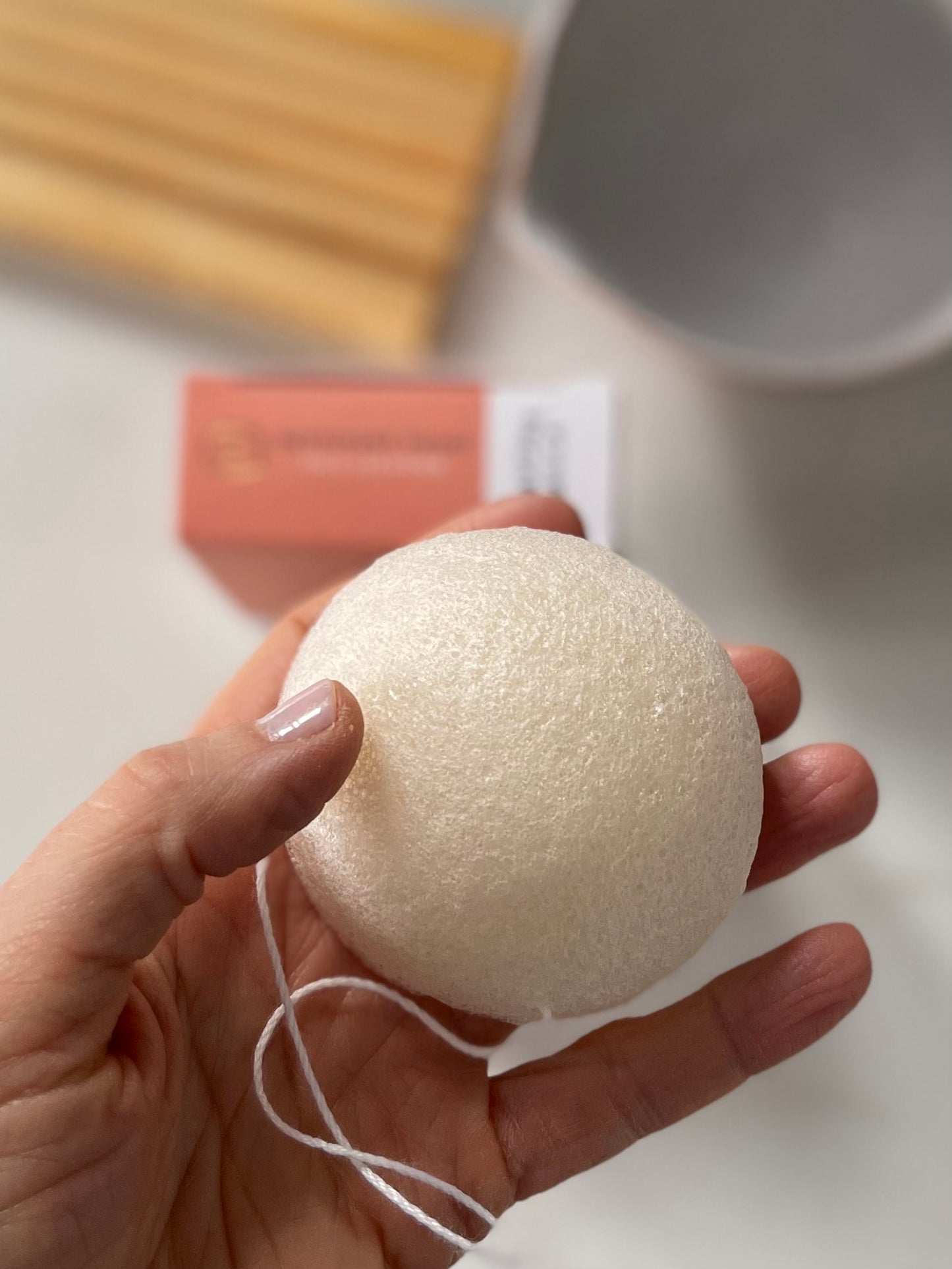 Éponge Konjac exfoliante pour visage nature / Natural konjac sponge facial exfoliant