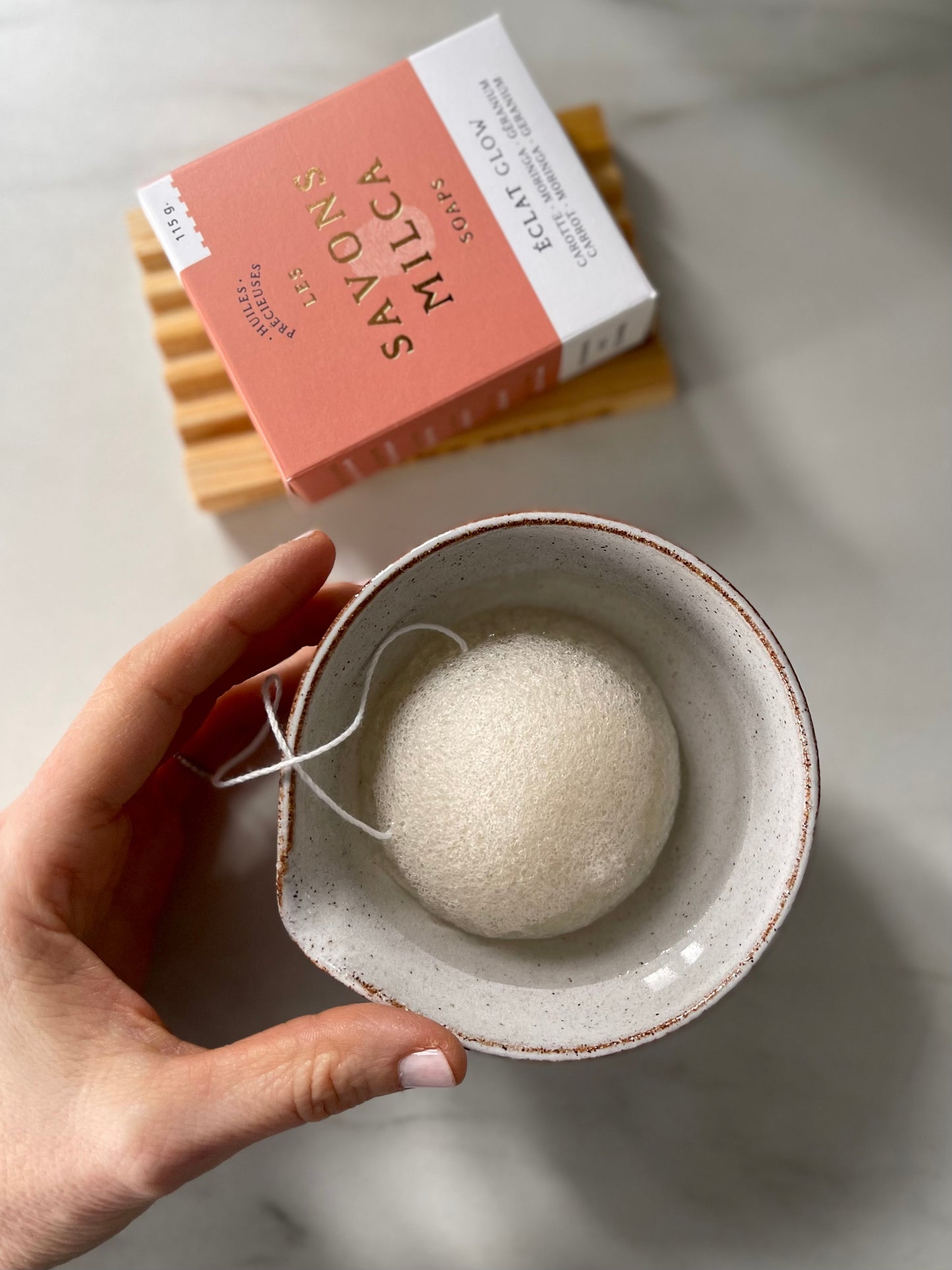 Éponge Konjac exfoliante pour visage nature / Natural konjac sponge facial exfoliant