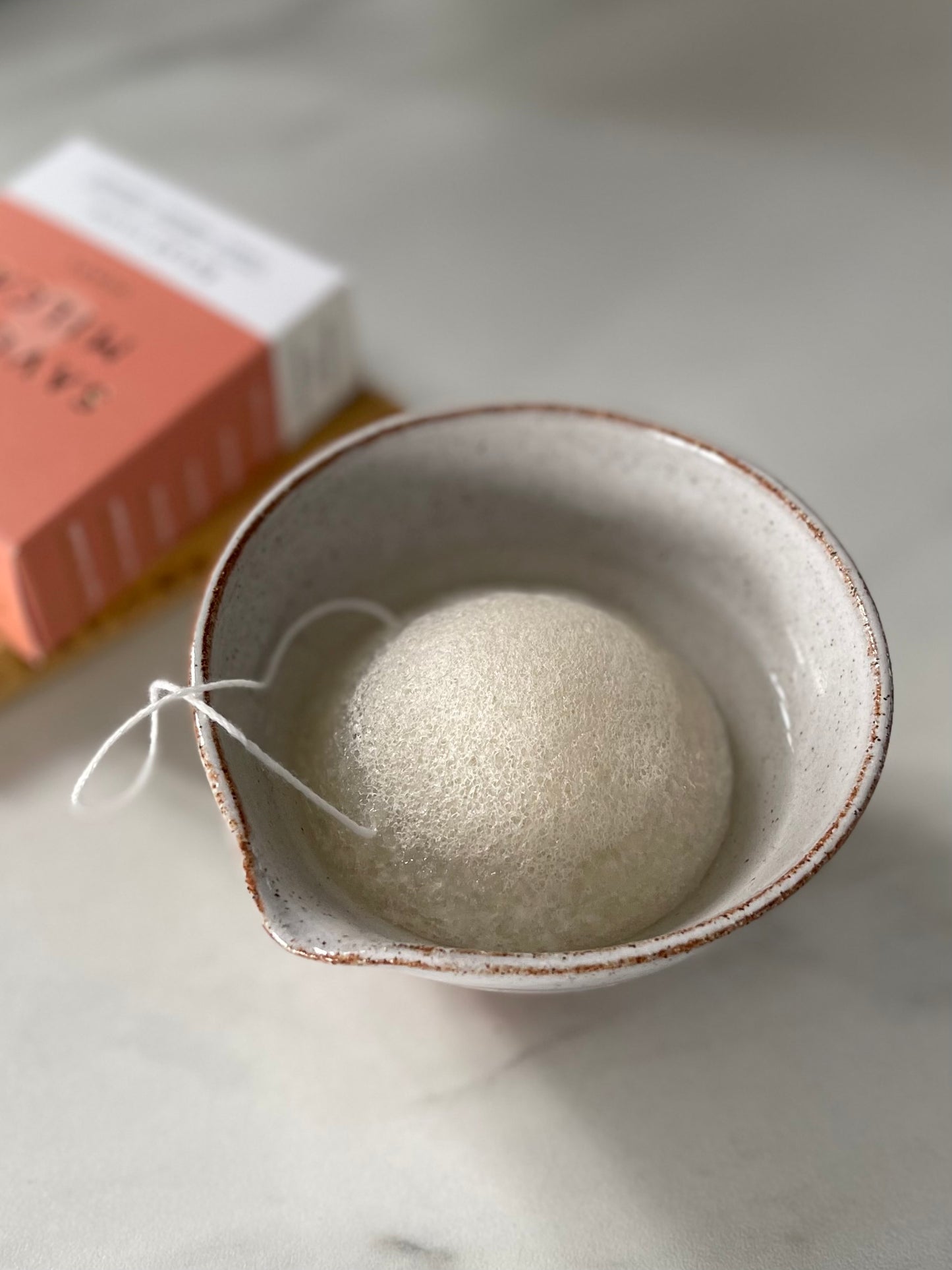 Éponge Konjac exfoliante pour visage nature / Natural konjac sponge facial exfoliant