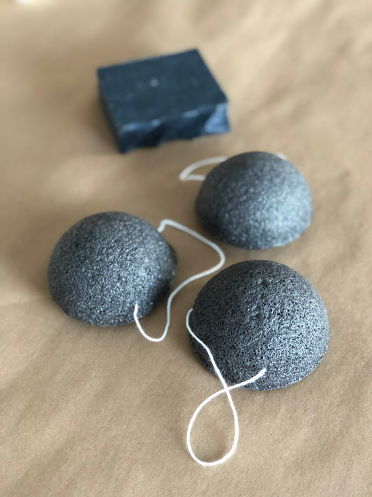 Éponge Konjac exfoliante visage au charbon végétal activé / Charcoal konjac sponge facial exfoliant